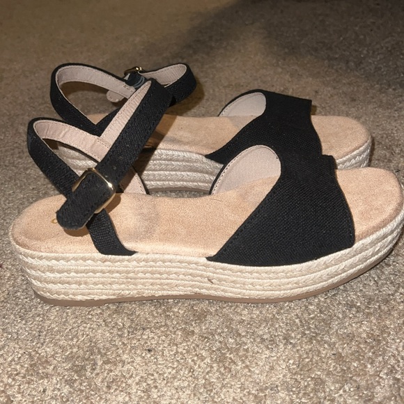 Black espadrilles never worn out! Runs big but comfortable - Picture 4 of 8